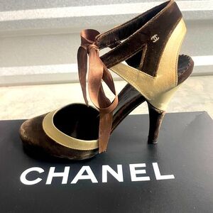 Chanel vintage brown sued heels. Size 35. Preowned slight wear and tear.
